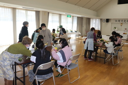 フラワーアレンジメント体験の様子(ホームページ委員会撮影) フラワーアレンジメント体験の様子