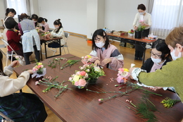 フラワーアレンジメント体験の様子(ホームページ委員会撮影) フラワーアレンジメント体験の様子