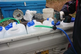 電ドルミニポンプを使って給水作業(衛生組合協議会撮影) 電ドルミニポンプを使って給水作業