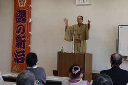 落語家 露の新治さんの講演(ホームページ委員会撮影) 落語家 露の新治さんの講演