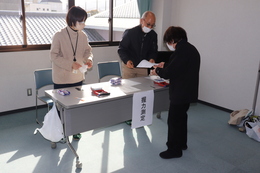 健康チェック 握力測定(ホームページ委員会撮影) 健康チェック 握力測定