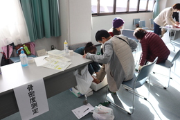 健康チェック 骨密度測定(ホームページ委員会撮影) 健康チェック 骨密度測定