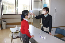 消毒、検温、マスク、換気の様子(ホームページ委員会撮影) 消毒、検温、マスク、換気の様子