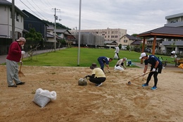 雑草抜き作業の様子(ホームページ委員会撮影) 雑草抜き作業の様子