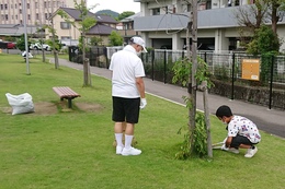 植え込みの中の雑草刈り(ホームページ委員会撮影) 植え込みの中の雑草刈り