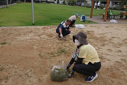 腰を痛めないようにしゃがんで作業しましょう(ホームページ委員会撮影) 腰を痛めないようにしゃがんで作業しましょう