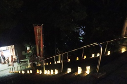 石段の灯篭の灯り(ホームページ委員会撮影) 石段の灯篭の灯り