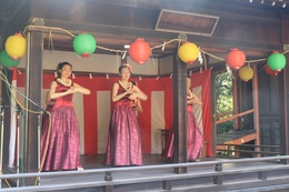 奉納演舞(ハワイアンダンス)(ホームページ委員会撮影) 奉納演舞(ハワイアンダンス)
