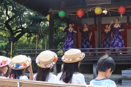奉納演舞(ハワイアンダンス)(ホームページ委員会撮影) 奉納演舞(ハワイアンダンス)