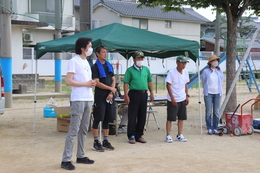 地区体協役員さん達と会長挨拶(ホームページ委員会撮影) 地区体協役員さん達と会長挨拶