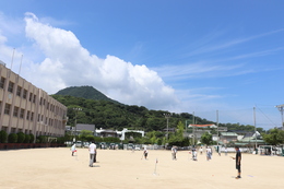 勝賀山の上には入道雲が(ホームページ委員会撮影) 勝賀山の上には入道雲が