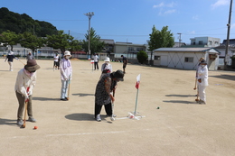 土のコースはホールインワンが難しいですね(ホームページ委員会撮影) 土のコースはホールインワンが難しいですね