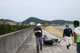 捨てて帰った折りたたみテントを発見(衛生組合協議会撮影) 捨てて帰った折りたたみテントを発見