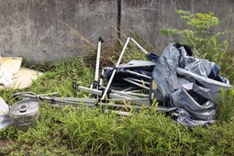 テントと炊飯器は堤防と植え込みの間で発見(衛生組合協議会撮影) テントと炊飯器は堤防と植え込みの間で発見