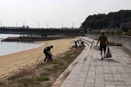 清掃作業の様子(衛生組合協議会撮影) 清掃作業の様子