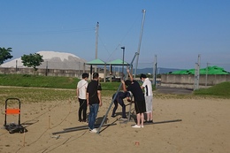 仕掛け花火ナイアガラの準備(ホームページ委員会撮影) 仕掛け花火ナイアガラの準備