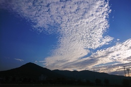 勝賀山の上には秋の雲(ホームページ委員会撮影) 勝賀山の上には秋の雲