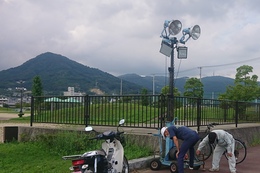 照明器具の設置(ホームページ委員会撮影) 照明器具の設置