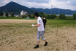 立入禁止区域のロープ張り(ホームページ委員会撮影) 立入禁止区域のロープ張り