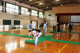 会場設営(避難場所のレイアウト)(ホームページ委員会撮影) 会場設営(避難場所のレイアウト)