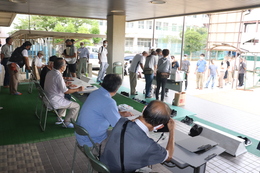 避難者受付訓練(ホームページ委員会撮影) 避難者受付訓練