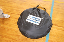 間仕切りテント(ホームページ委員会撮影) 間仕切りテント