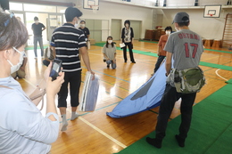間仕切りテントの組立は開くだけで簡単(ホームページ委員会撮影) 間仕切りテントの組立は開くだけで簡単