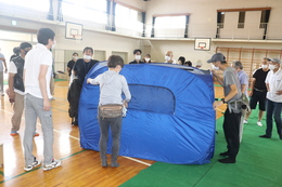 あっと言う間に間仕切り完成(ホームページ委員会撮影) あっと言う間に間仕切り完成