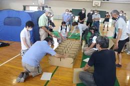 段ボールベッドの組立(ホームページ委員会撮影) 段ボールベッドの組立