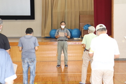 自主防 上久保会長のオリエンテーション(ホームページ委員会撮影) 自主防 上久保会長のオリエンテーション