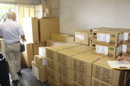 体育館内備蓄品の確認(ホームページ委員会撮影) 体育館内備蓄品の確認