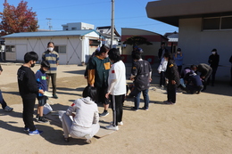 大人も参加し、早く完成したチームの勝ち(ホームページ委員会撮影) 大人も参加し、早く完成したチームの勝ち