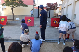 的に水が当たると(ホームページ委員会撮影) 的に水が当たると