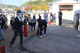 初期消火は大事です(ホームページ委員会撮影) 初期消火は大事です