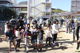 水風船を投げています(ホームページ委員会撮影) 水風船を投げています