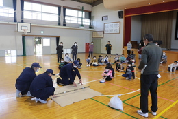 簡易担架競争(ホームページ委員会撮影) 簡易担架競争