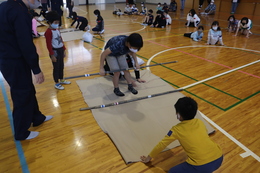 竿と毛布で作ります(ホームページ委員会撮影) 竿と毛布で作ります