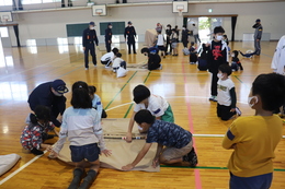 完成した担架に土嚢袋を載せ(ホームページ委員会撮影) 完成した担架に土嚢袋を載せ