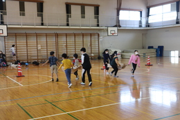 コーンを回ってリレーします(ホームページ委員会撮影) コーンを回ってリレーします