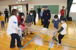 大人も参加しています(ホームページ委員会撮影) 大人も参加しています