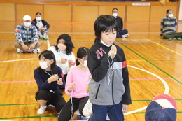 防災ホイッスル競争(ホームページ委員会撮影) 防災ホイッスル競争