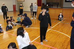 息継ぎ無しで長く吹きリレーします(ホームページ委員会撮影) 息継ぎ無しで長く吹きリレーします