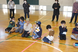 リレーして長く吹けたチームの勝ち(ホームページ委員会撮影) リレーして長く吹けたチームの勝ち