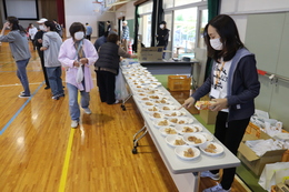 おかずに唐揚げも準備(ホームページ委員会撮影) おかずに唐揚げも準備