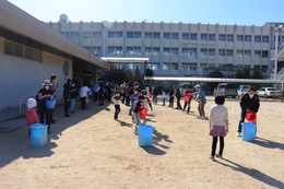 最初の種目はバケツリレーで水を運びます(ホームページ委員会撮影) 最初の種目はバケツリレーで水を運びます