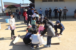土嚢の作り方を体験します(ホームページ委員会撮影) 土嚢の作り方を体験します