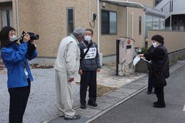 途中、飛び入り参加の声かけの様子(ホームページ委員会撮影) 途中、飛び入り参加の声かけの様子