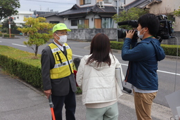 TV局の取材を受ける佐藤会長(ホームページ委員会撮影) TV局の取材を受ける佐藤会長