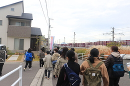 JR貨物ヤード横を北に戻ります(ホームページ委員会撮影) JR貨物ヤード横を北に戻ります