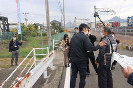 みなみ自治会館で警察に連絡(ホームページ委員会撮影) みなみ自治会館で警察に連絡